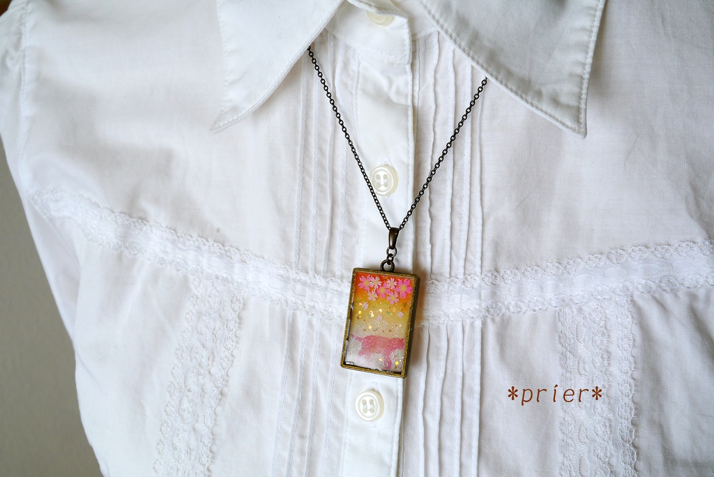 【オープン記念・送料無料】桜と猫のキラキラレジンネックレス「桜猫と夕焼け」