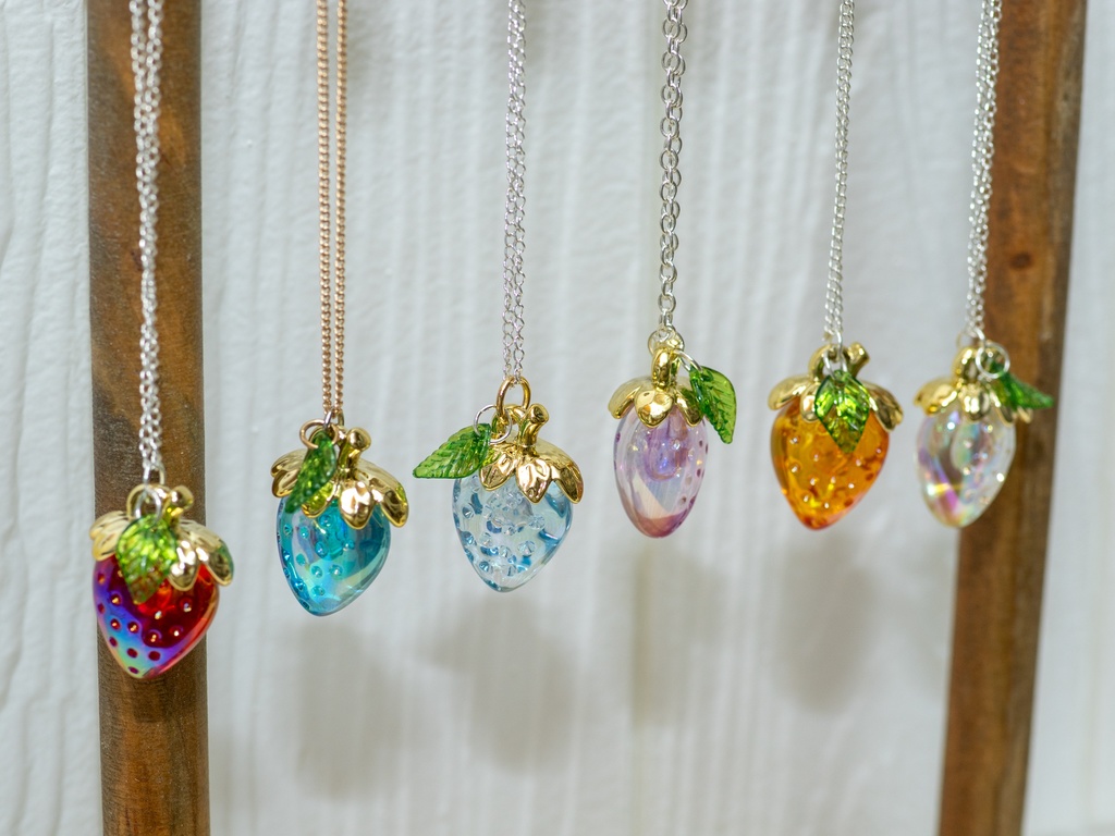 Petit Étoile – Fraise Mignonne Necklace (フレーズ・ミニョンヌ ネックレス / “ちいさないちご”)