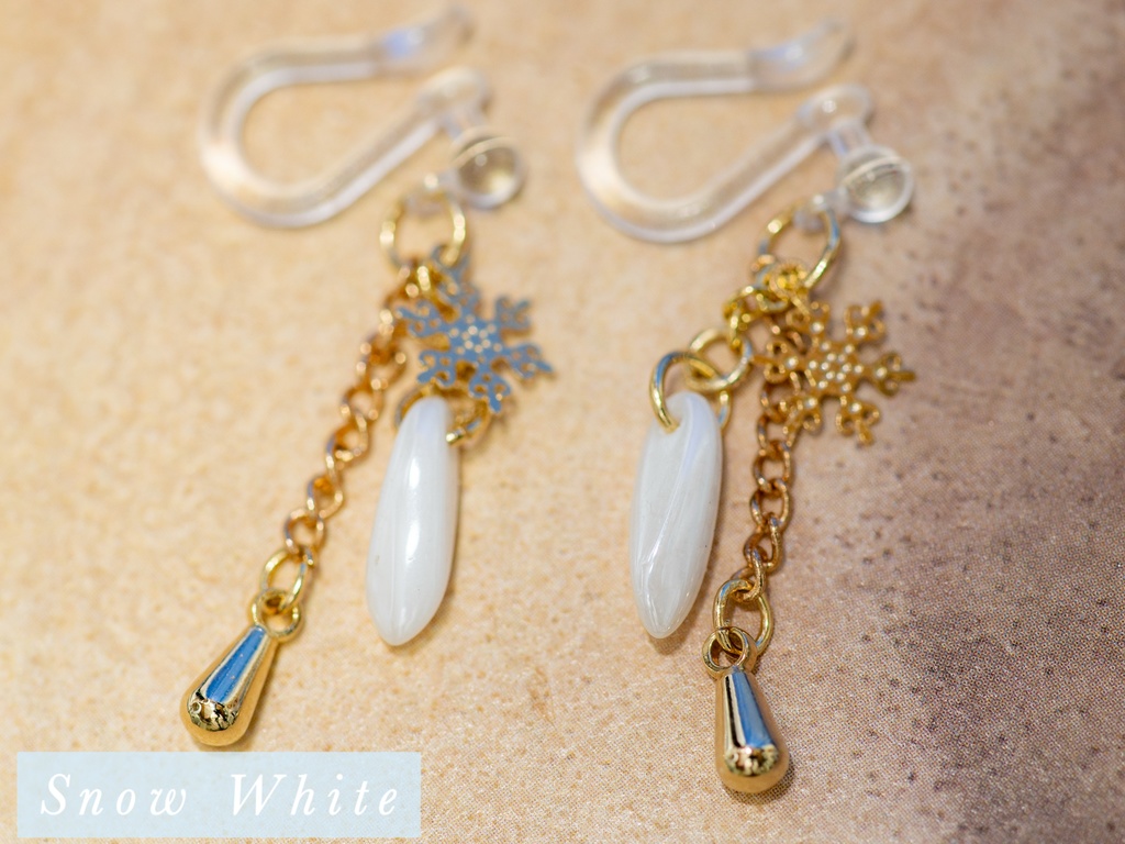 Saison – Goutte de Neige Earrings (グットゥ・ドゥ・ネージュ / “雪のしずく”)