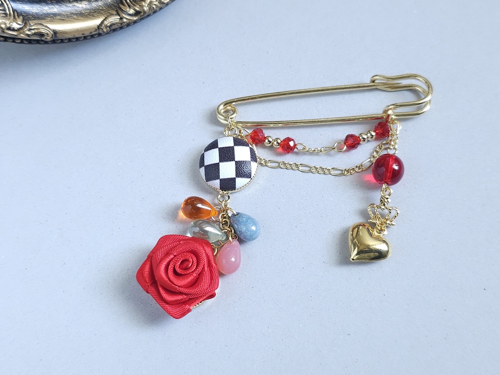 【ツイステ】ハーツラビュル寮イメージブローチ