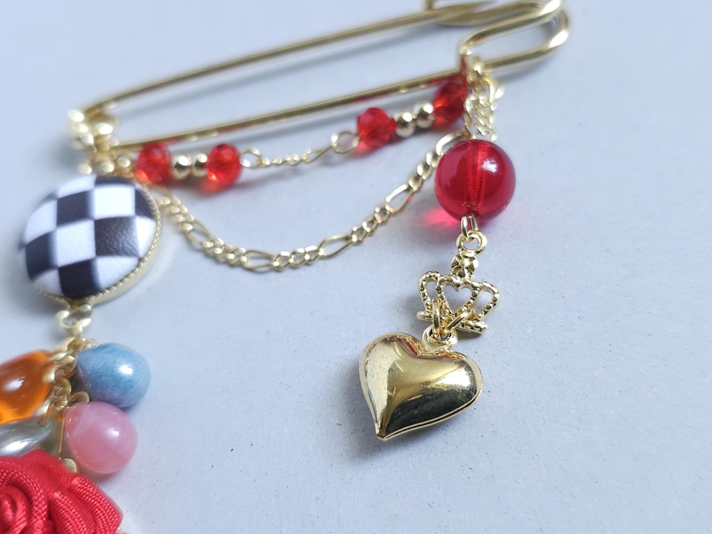 【ツイステ】ハーツラビュル寮イメージブローチ