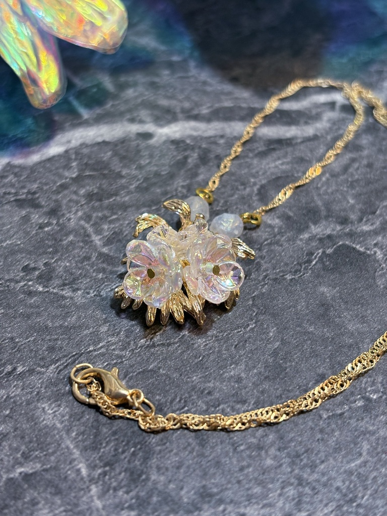 希望の花のペンダント