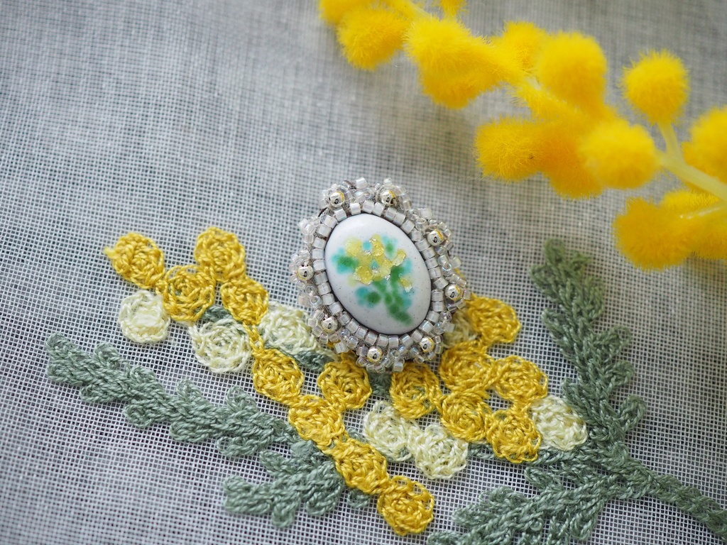 【B品】ミモザ 七宝焼き×ビーズ刺繍 ドールサイズブローチ