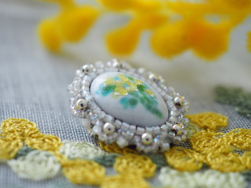 【B品】ミモザ 七宝焼き×ビーズ刺繍 ドールサイズブローチ