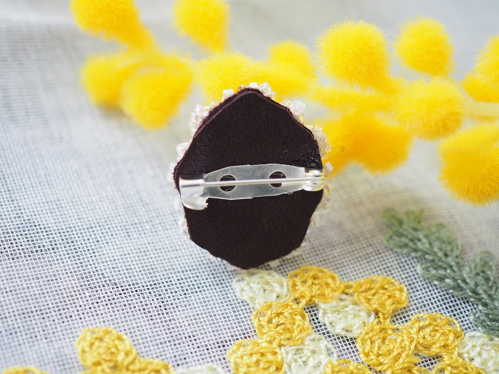 【B品】ミモザ 七宝焼き×ビーズ刺繍 ドールサイズブローチ