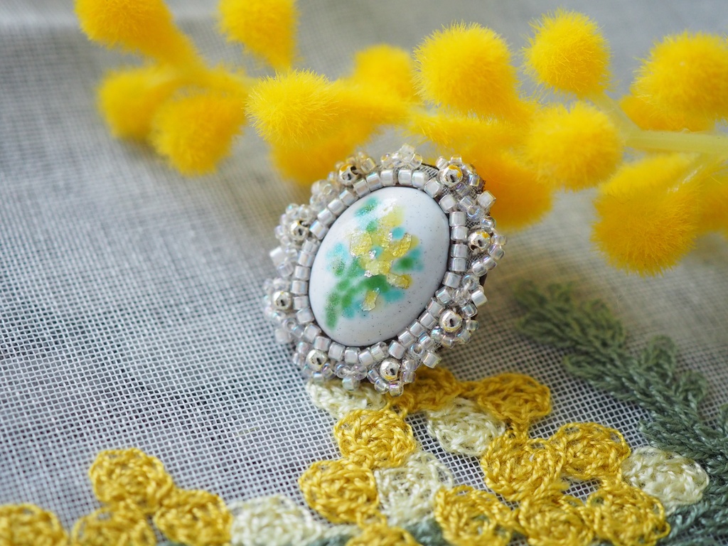 【B品】ミモザ 七宝焼き×ビーズ刺繍 ドールサイズブローチ