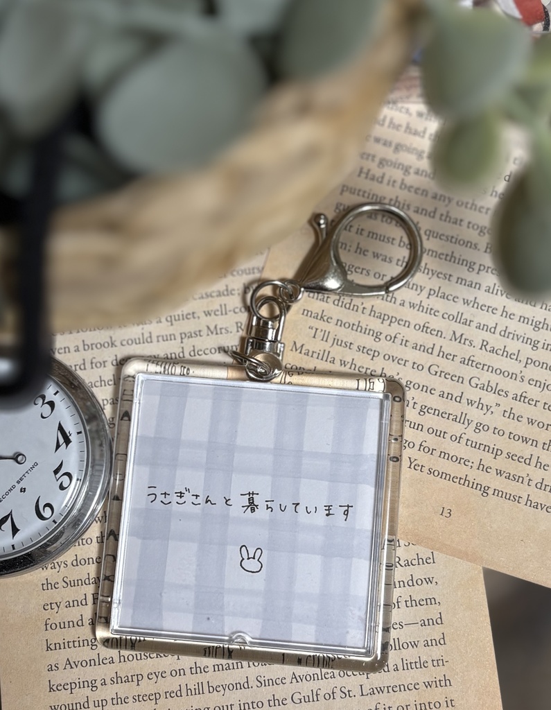 【原画】【アナログイラスト】アクリルキーホルダー『うさぎさんと暮らしています(立ち耳)』