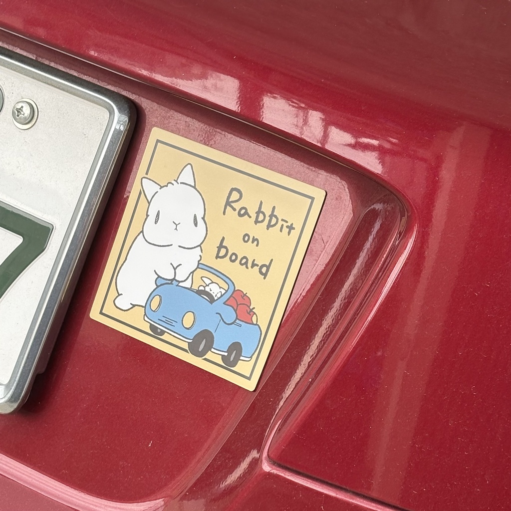 車用マグネット『うさぎさんが乗っています/Rabbit on board』立ち耳うさぎさん