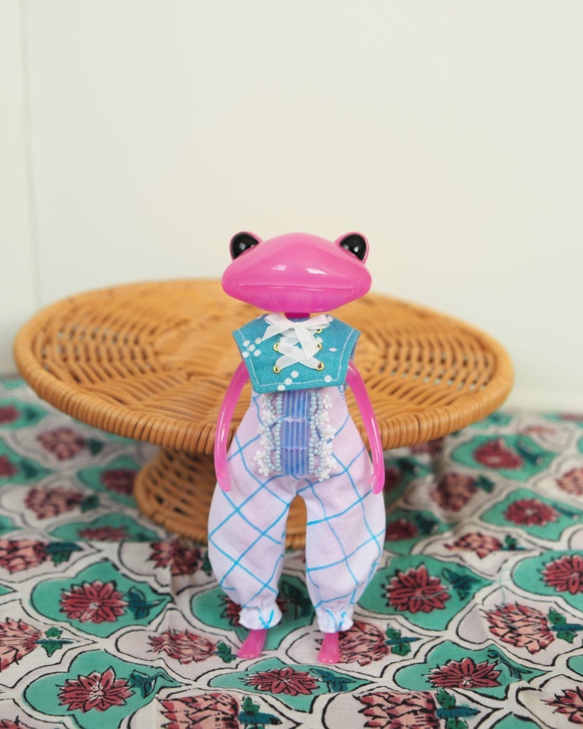 4/28~【ワンダーフロッグサイズ】エンブロイダリーサロペット 2