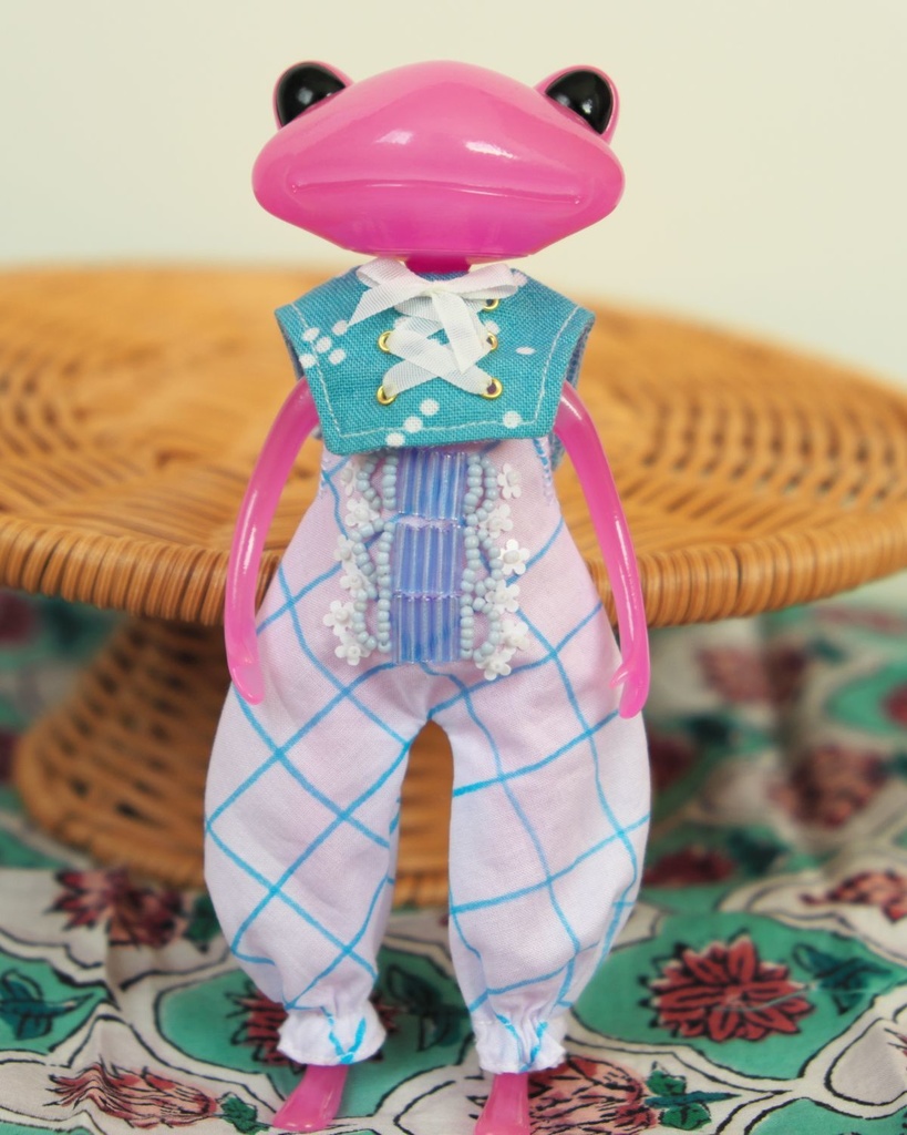 4/28~【ワンダーフロッグサイズ】エンブロイダリーサロペット 2