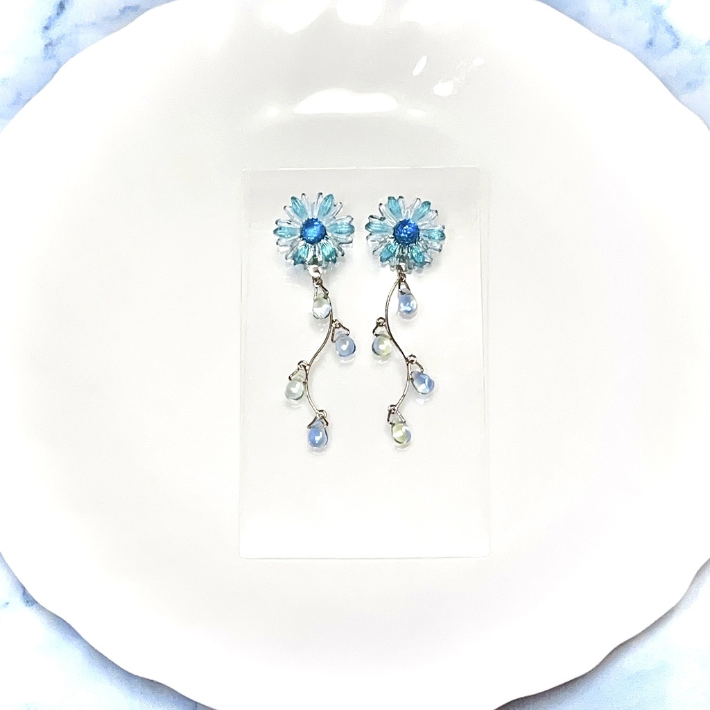 水の花 レジン ハンドメイド ピアス (イヤリング変更可) シンプル 華やか 青い花