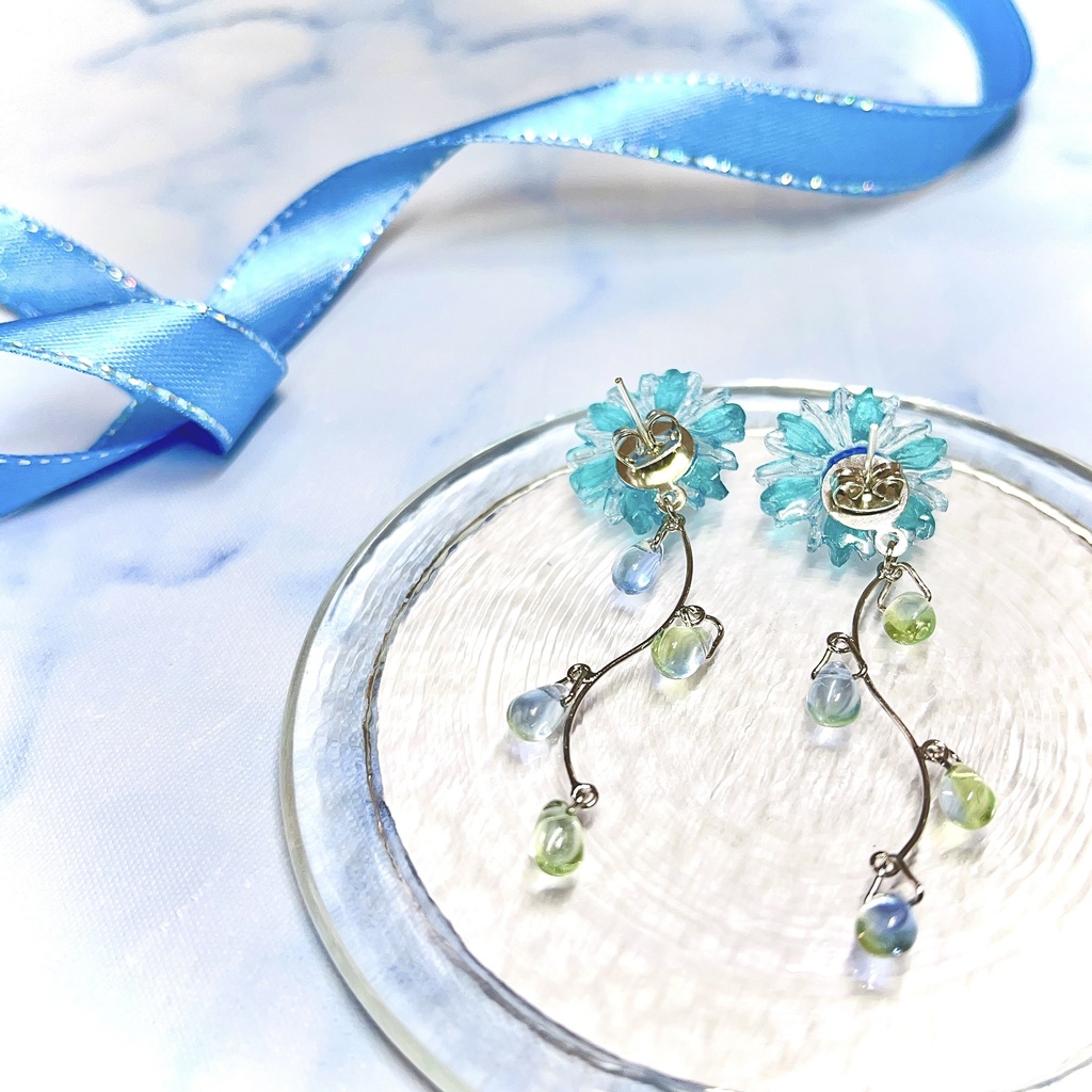 水の花 レジン ハンドメイド ピアス (イヤリング変更可) シンプル 華やか 青い花
