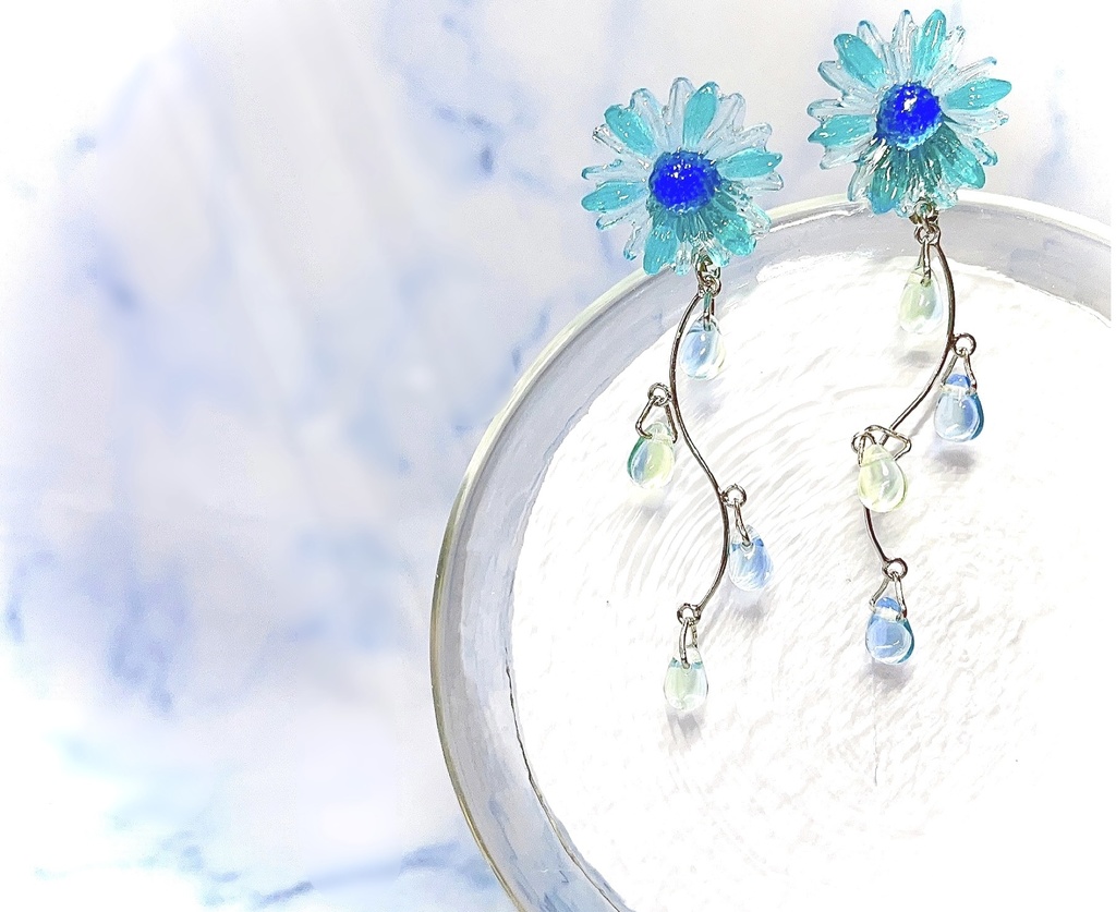 水の花 レジン ハンドメイド ピアス (イヤリング変更可) シンプル 華やか 青い花
