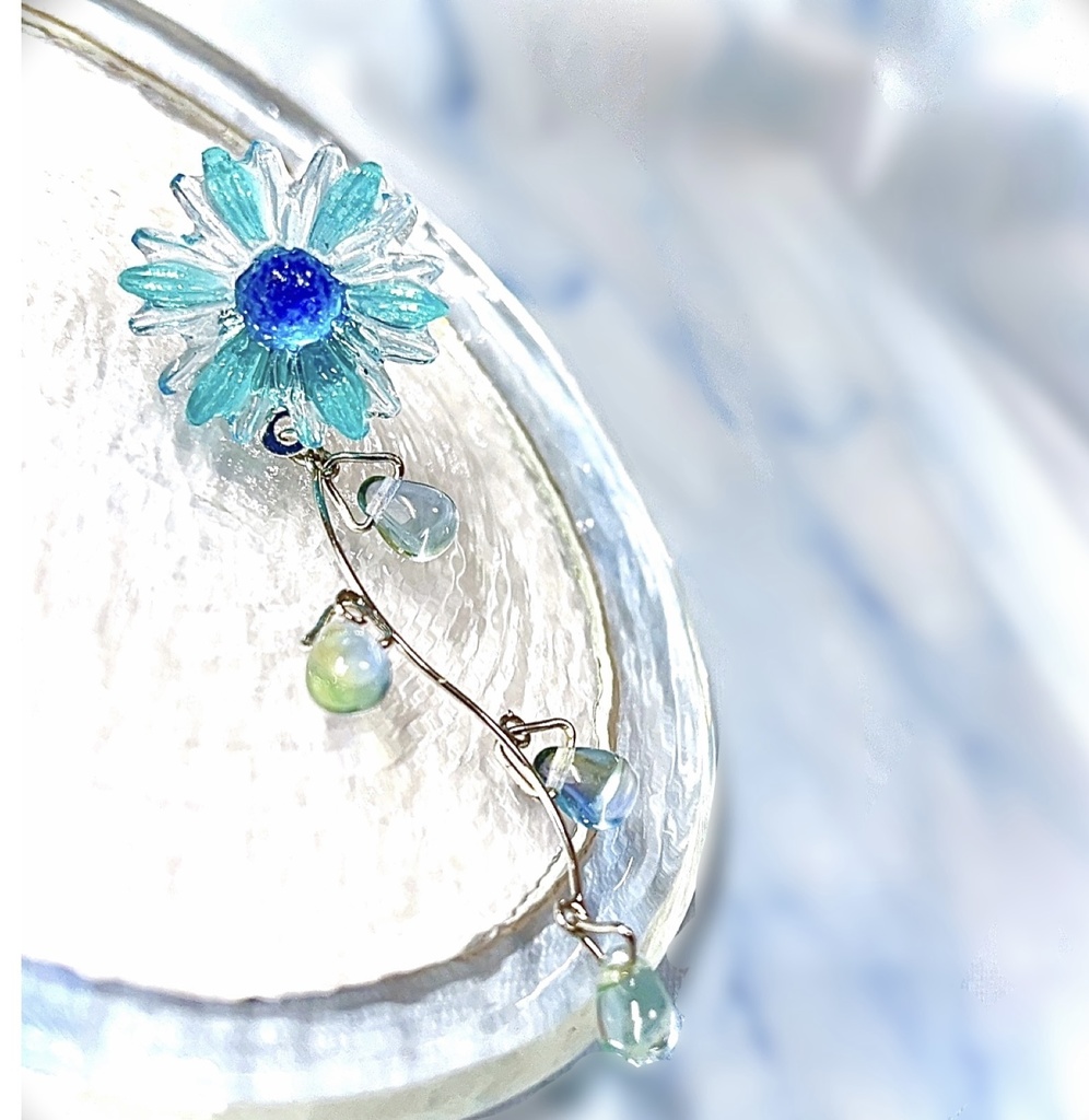 水の花 レジン ハンドメイド ピアス (イヤリング変更可) シンプル 華やか 青い花