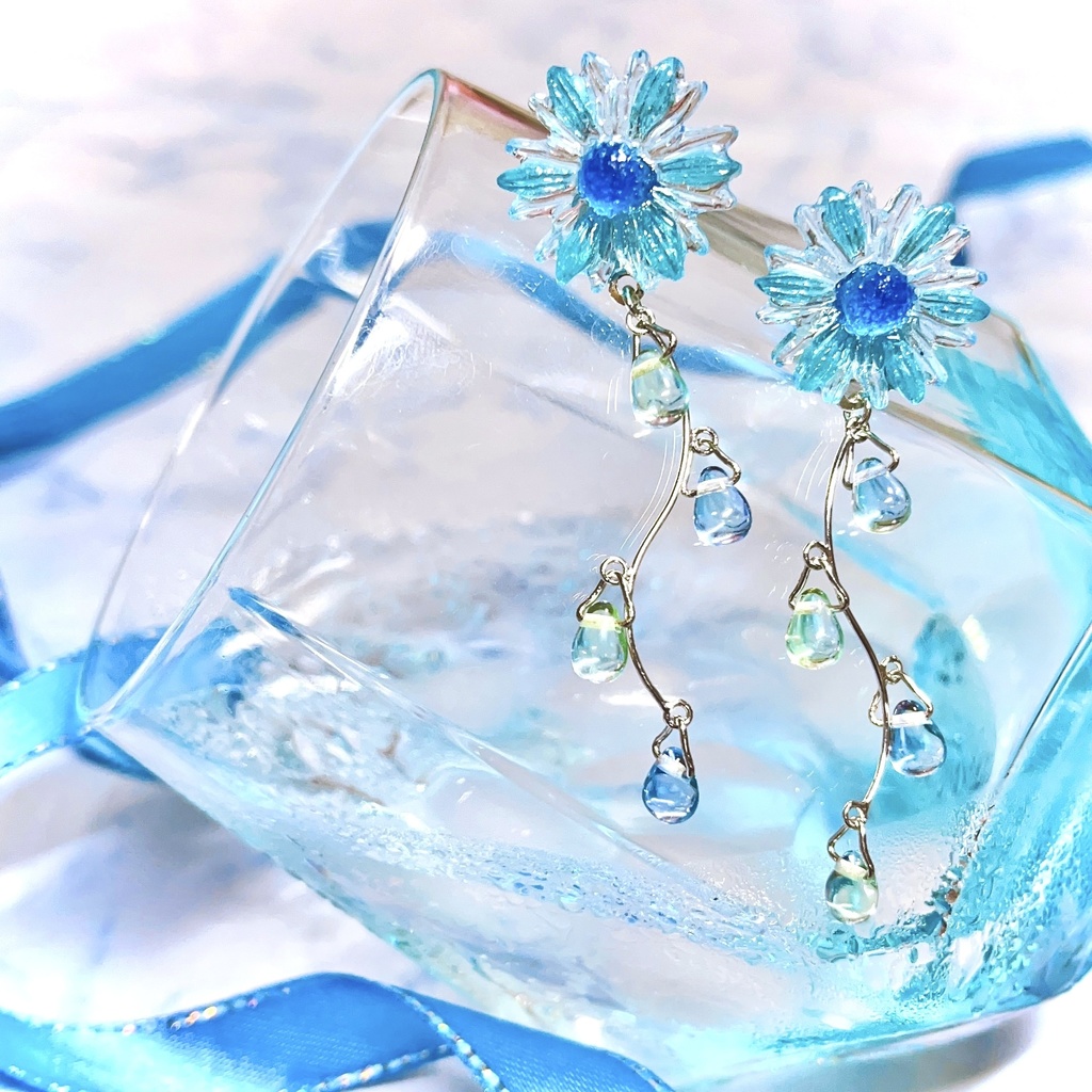 水の花 レジン ハンドメイド ピアス (イヤリング変更可) シンプル 華やか 青い花 