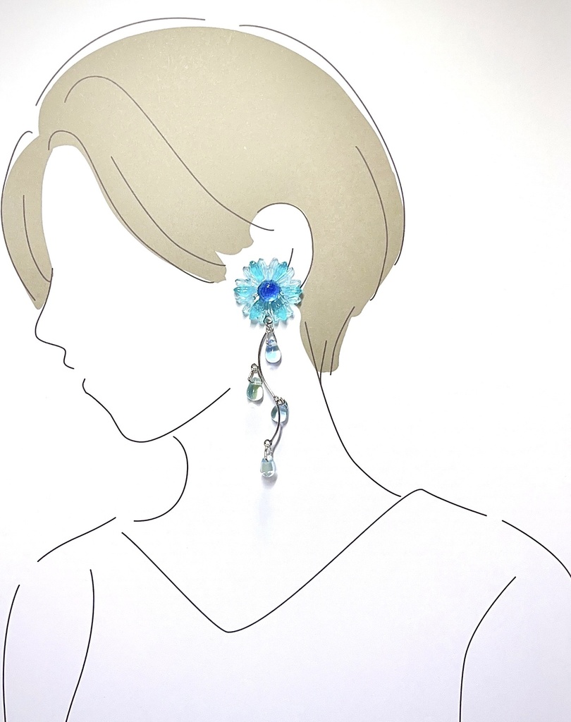 水の花 レジン ハンドメイド ピアス (イヤリング変更可) シンプル 華やか 青い花