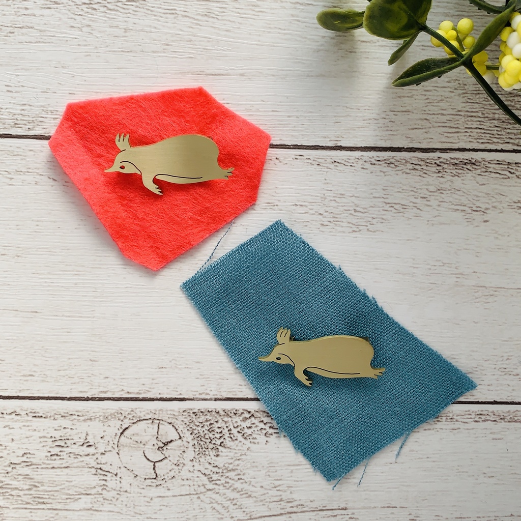 鍬形蕙斎の『略画式』ブローチ