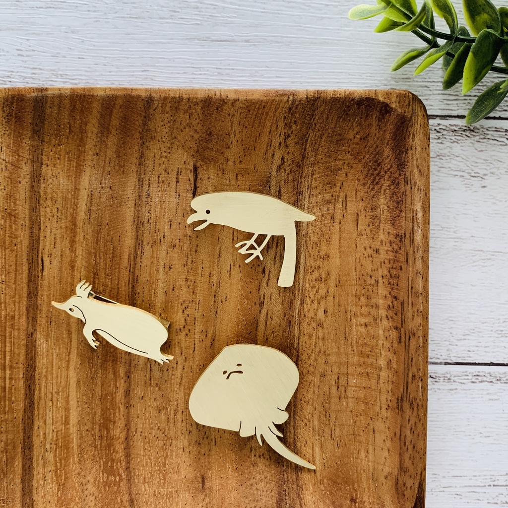 鍬形蕙斎の『略画式』ブローチ