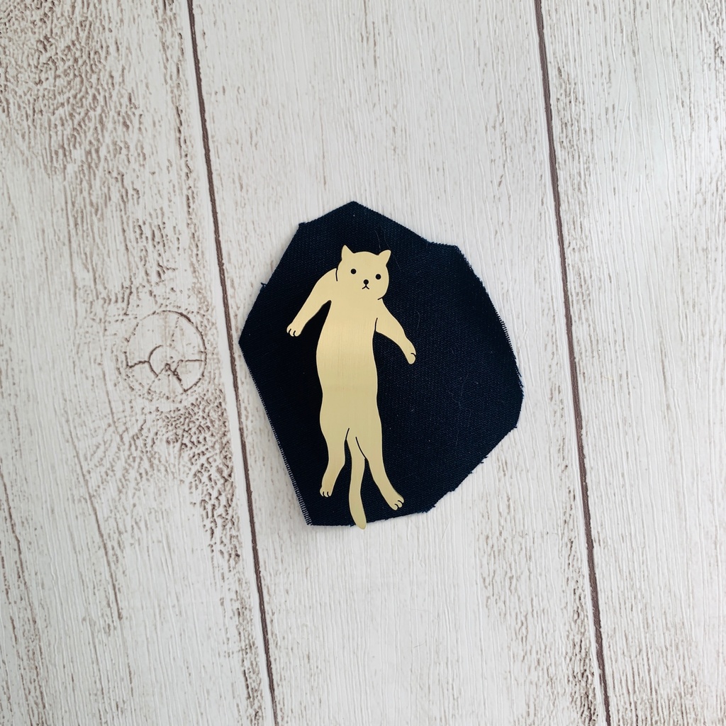 抱え上げられネコチャンブローチ