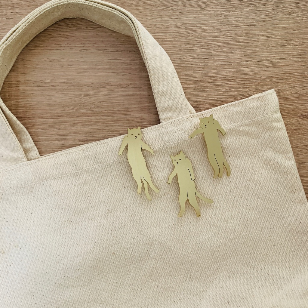 抱え上げられネコチャンブローチ