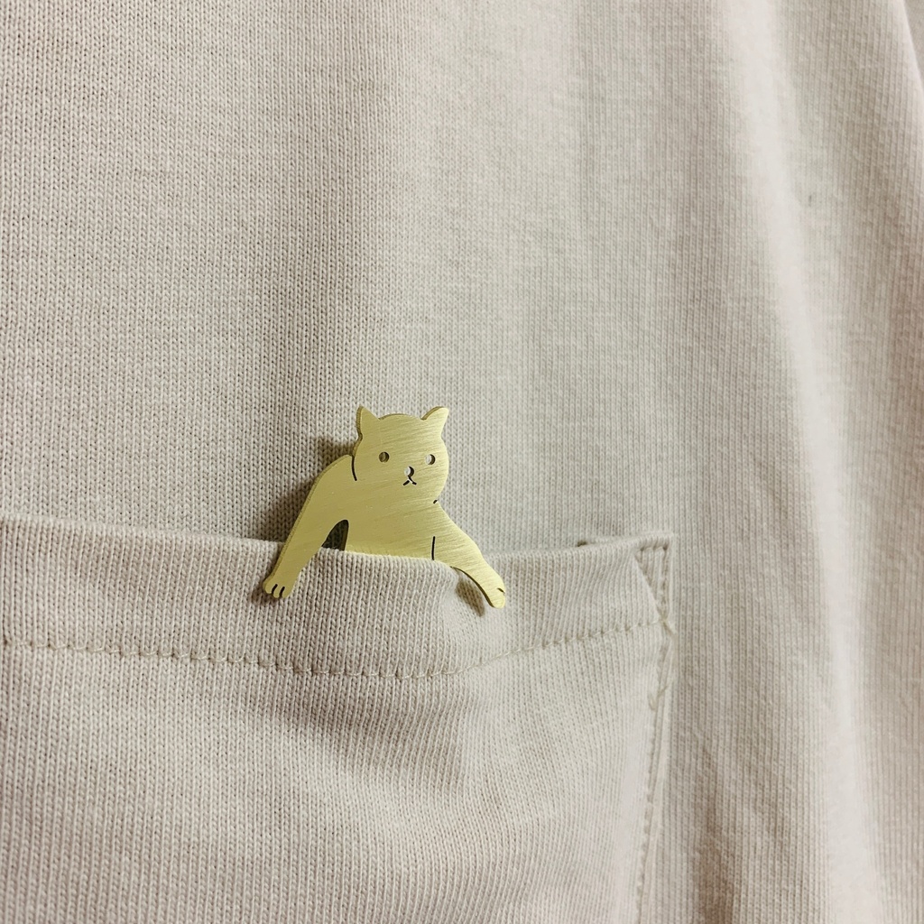 抱え上げられネコチャンブローチ