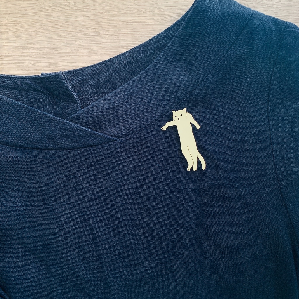 抱え上げられネコチャンブローチ