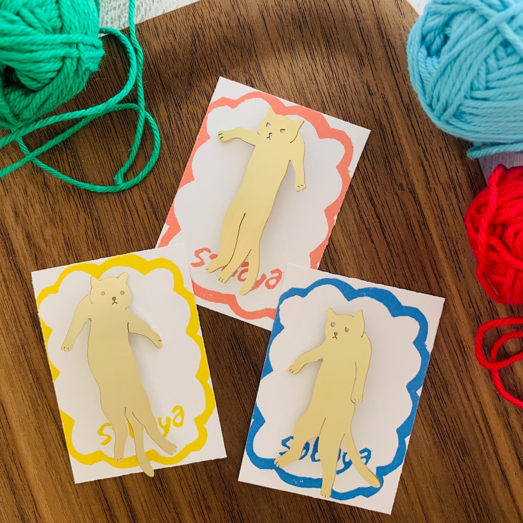 抱え上げられネコチャンブローチ