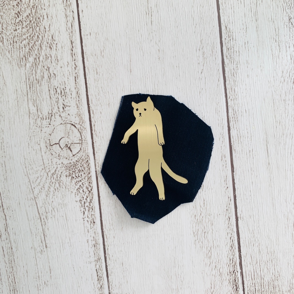 抱え上げられネコチャンブローチ