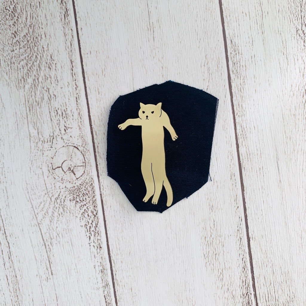 抱え上げられネコチャンブローチ