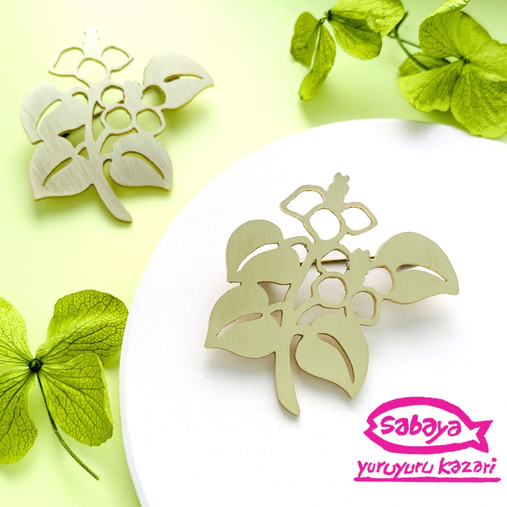 ドクダミのブローチ