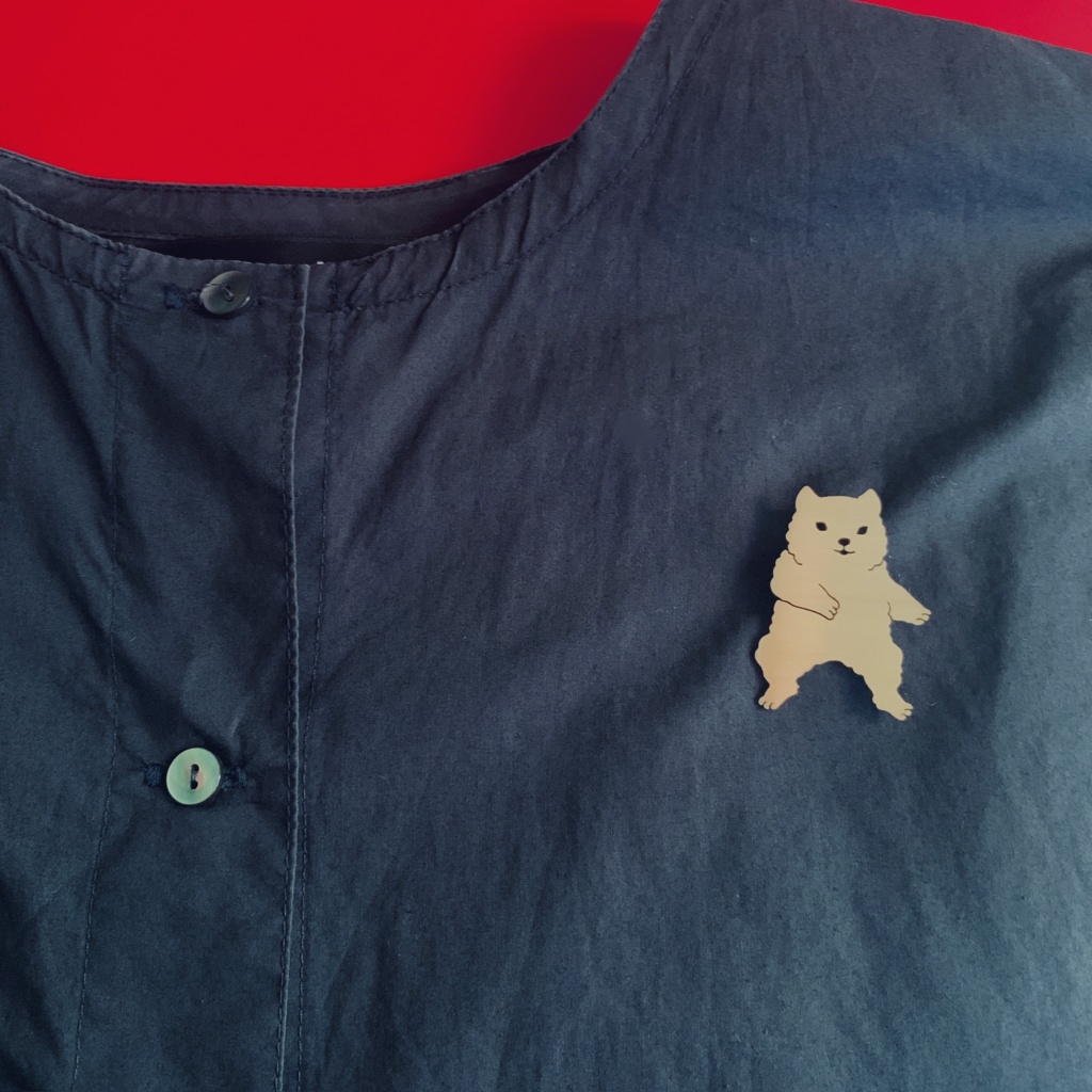 おどる犬のブローチ