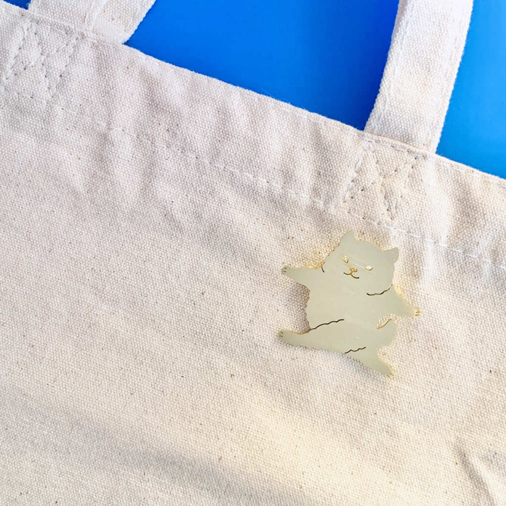 おどる犬のブローチ