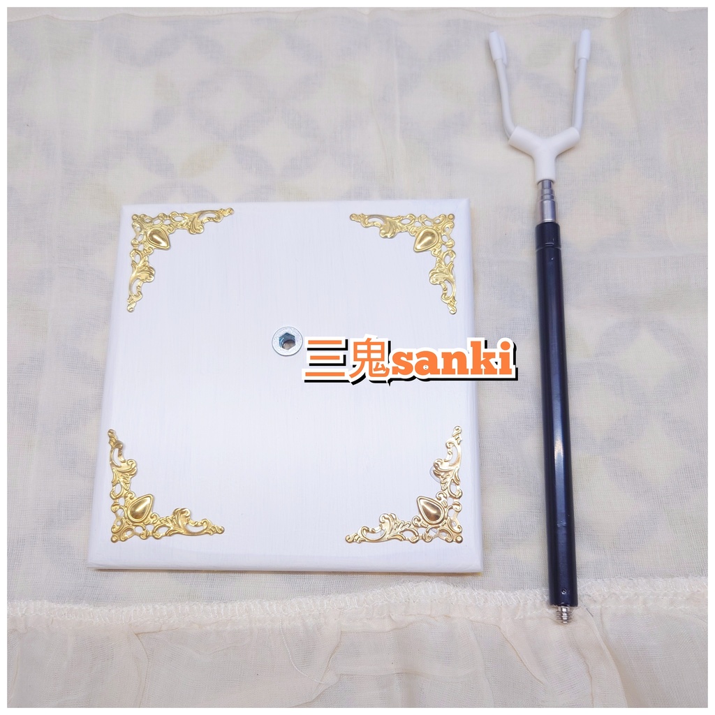 屋内展示用ドールスタンド四角飾付き台座（白、金枠）・Y字サドルタイプ（ドールサイズ説明記載）