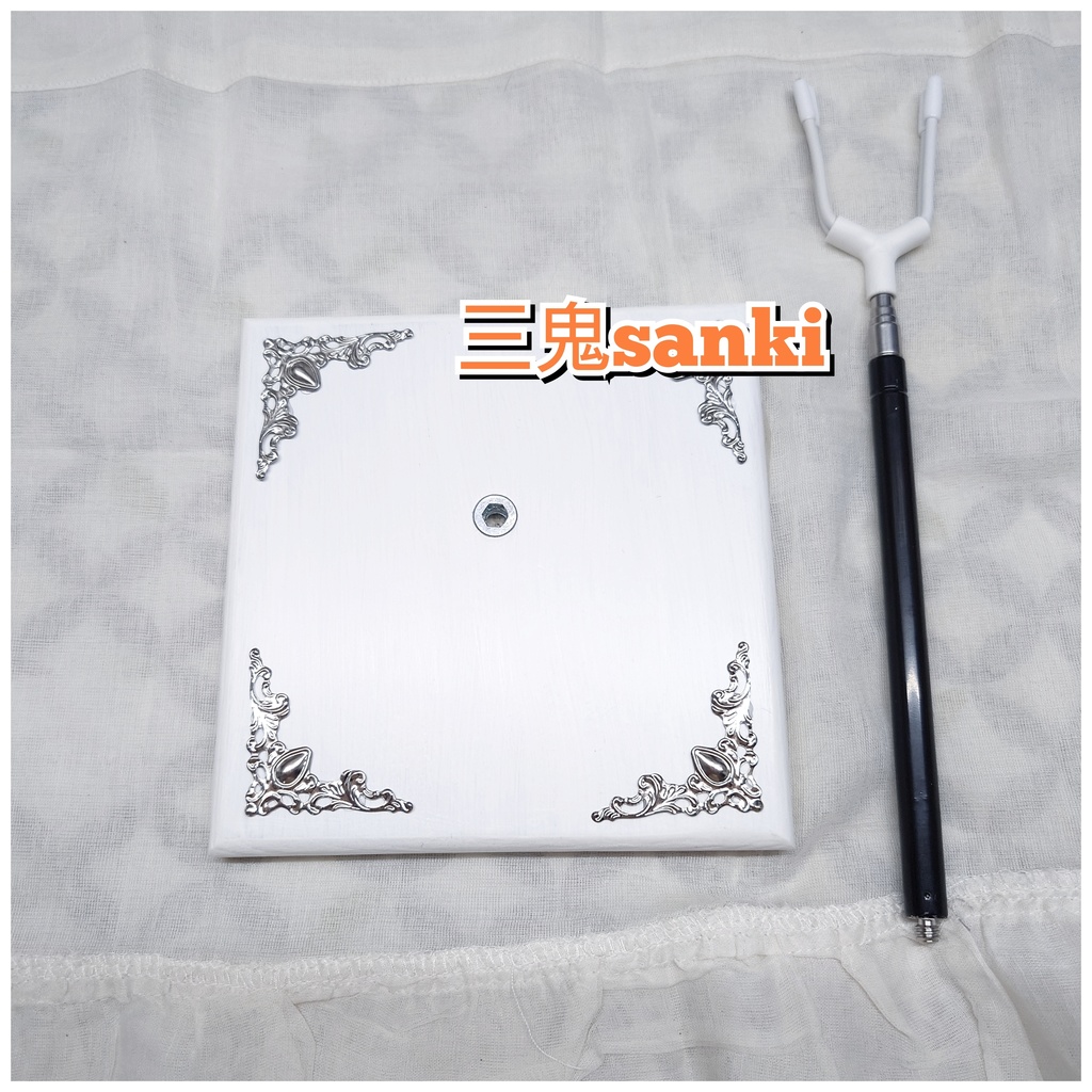 屋内展示用ドールスタンド・四角飾付き台座(白、銀枠)・Y字サドルタイプ(ドールサイズ説明記載)