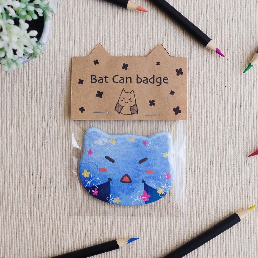 コウモリの耳型缶バッジ