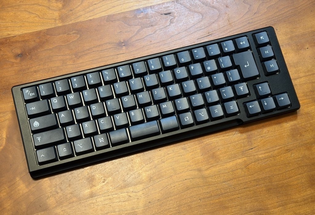 「Acid Caps “LowProfile”」White on Black