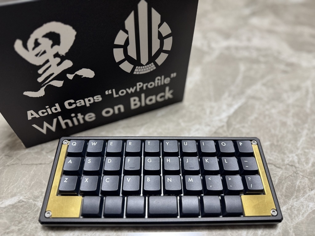 「Acid Caps “LowProfile”」White on Black