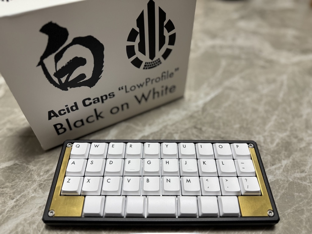 「Acid Caps “LowProfile”」Black on White