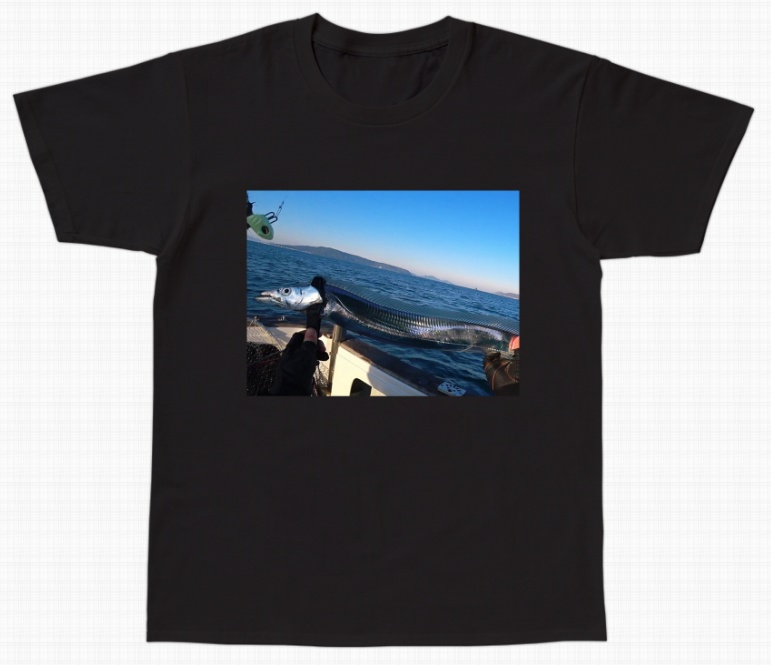 【紗匹アジ】『紗匹アジの釣った太刀魚』Tシャツ