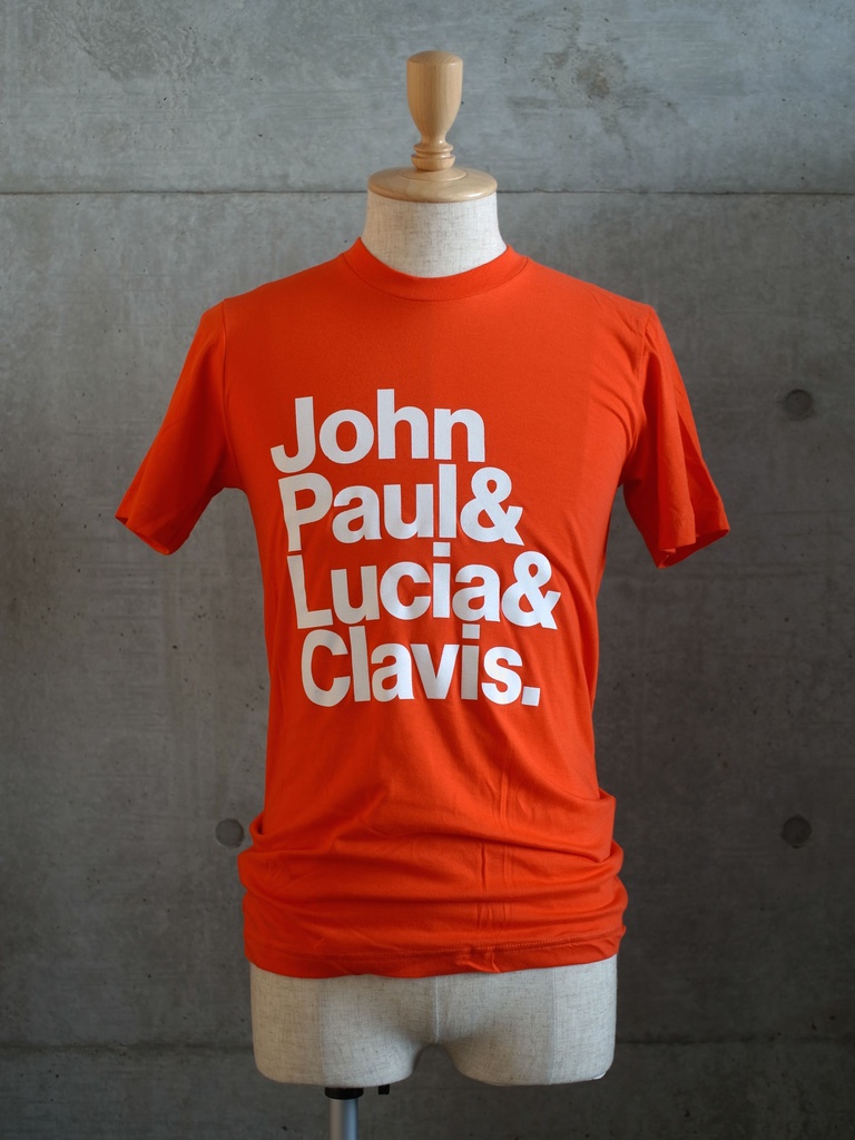 「ジョン・ポール&ルツィア&クラヴィス.」T シャツ (Orange)