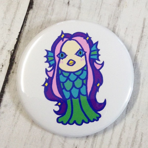 アマビエさま 缶バッジ 56mm ブルー系、オレンジ系 オリジナルデザイン 疫病退散祈願