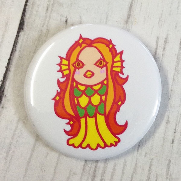 アマビエさま 缶バッジ 56mm ブルー系、オレンジ系 オリジナルデザイン 疫病退散祈願