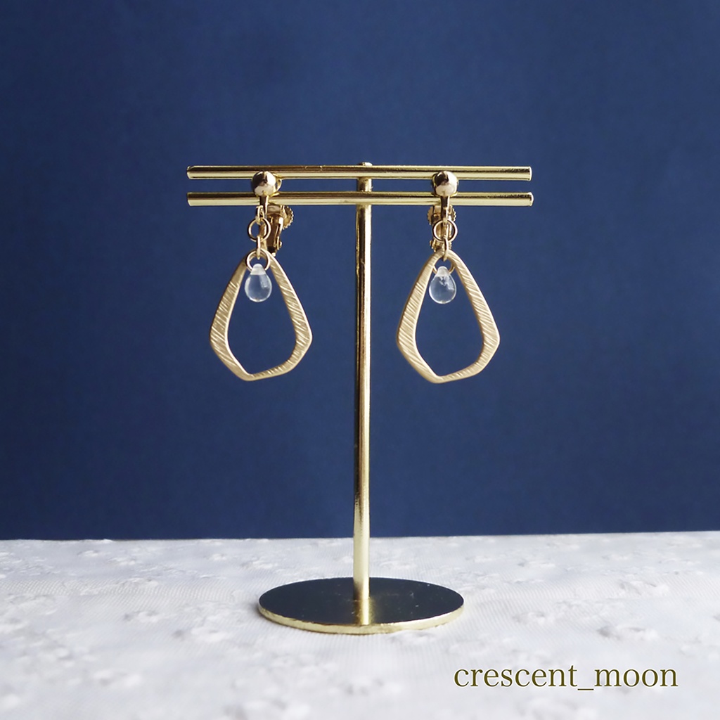 送料込み マットゴールドのしずく イヤリングorピアス Crescent Moon Booth