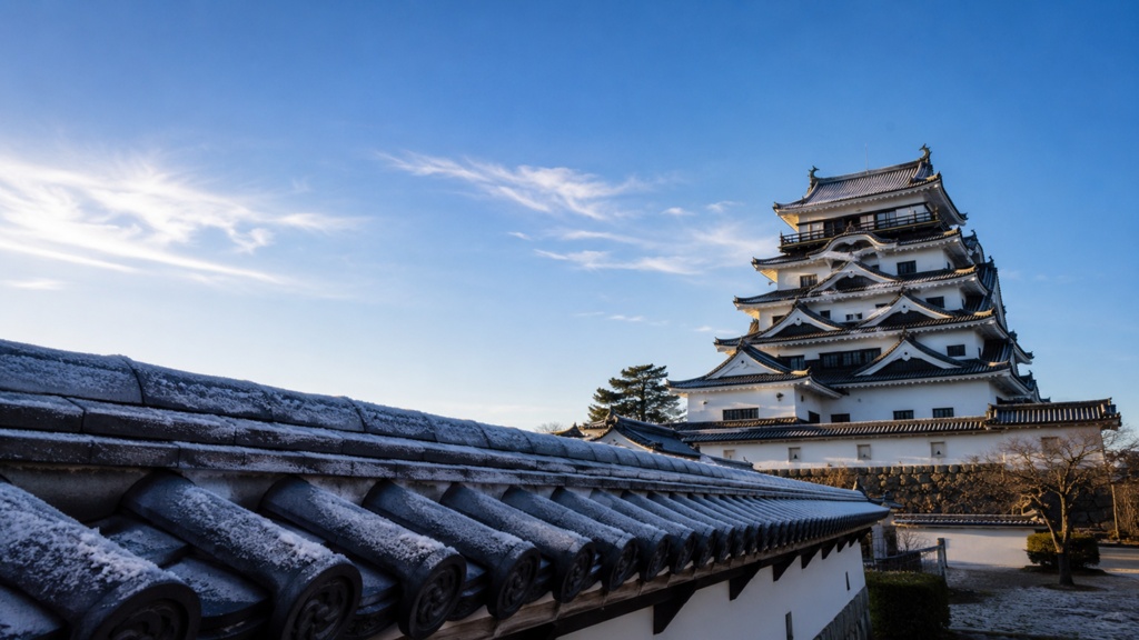 Fukuyama Castle Beyond the Roofs｜冬晴れの瓦屋根と福山城｜Japanese Castle PC Wallpaper 1920×1080