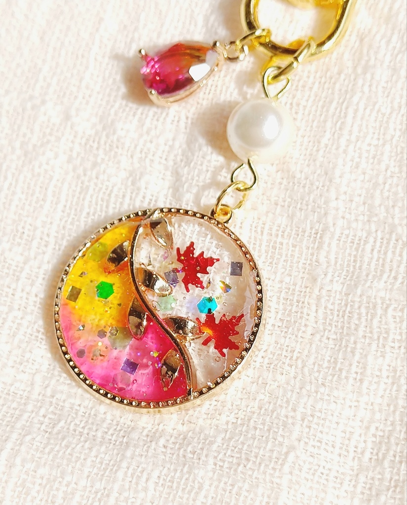 ニーアオートマタ ~唐草模様~大人可愛いレジンキーホルダー