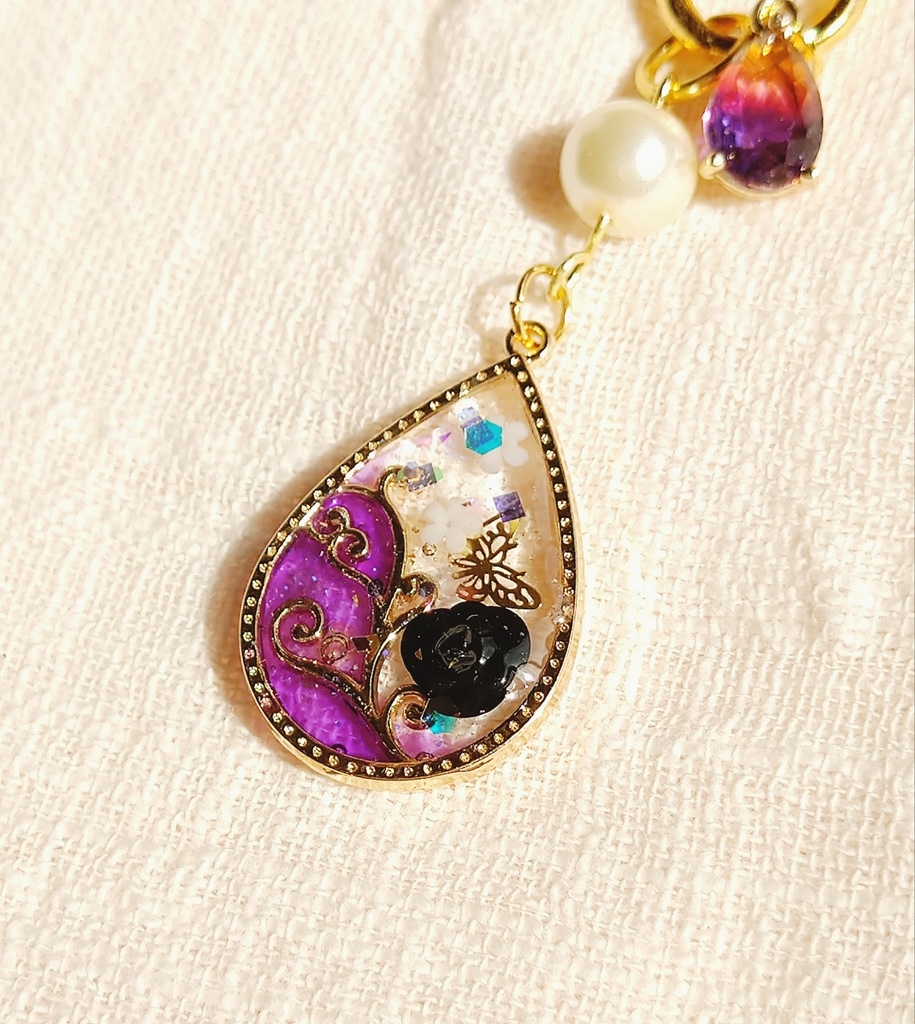 ニーアオートマタ ~唐草模様~大人可愛いレジンキーホルダー