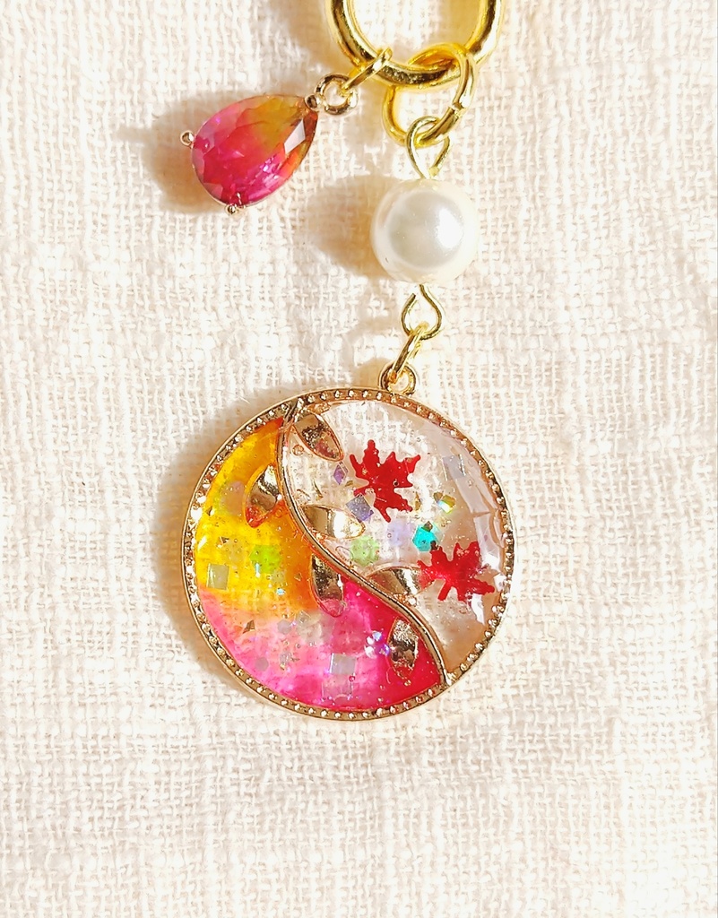 ニーアオートマタ ~唐草模様~大人可愛いレジンキーホルダー