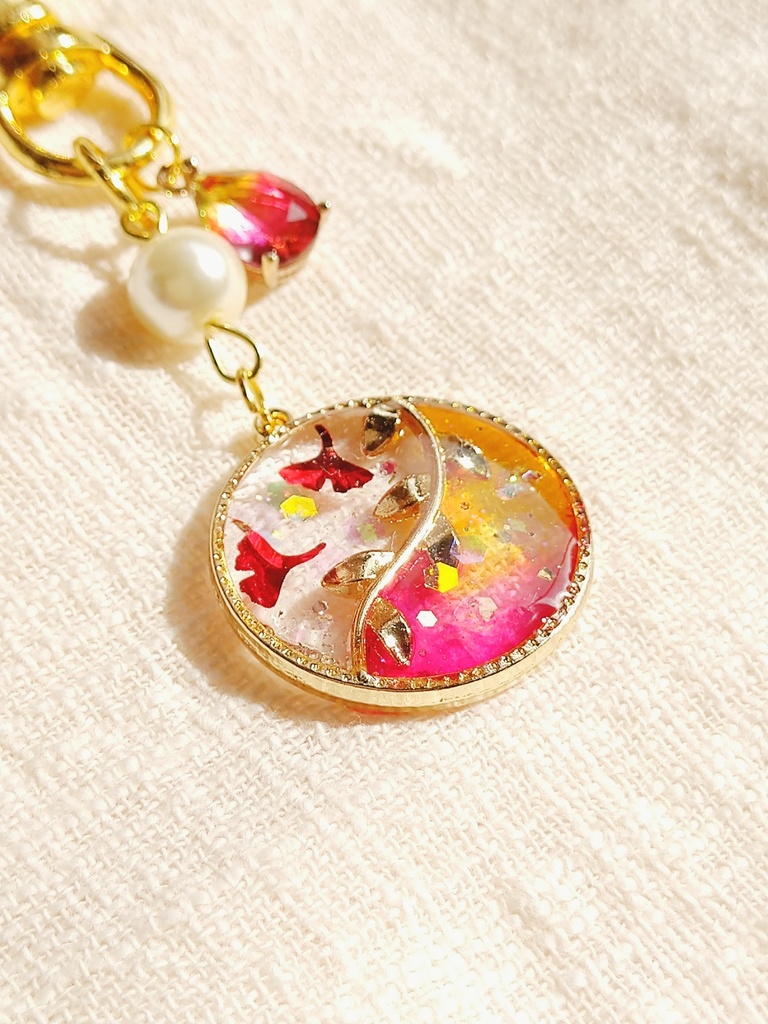 ニーアオートマタ ~唐草模様~大人可愛いレジンキーホルダー