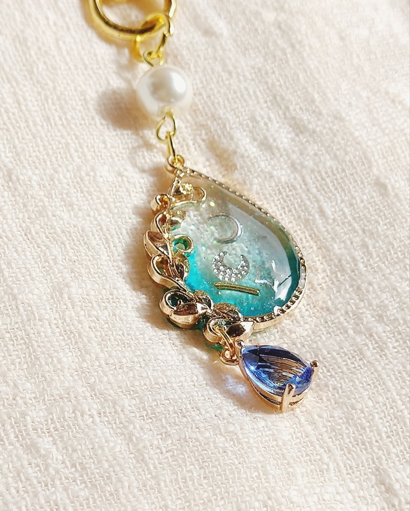 ニーアオートマタ ~唐草模様~大人可愛いレジンキーホルダー