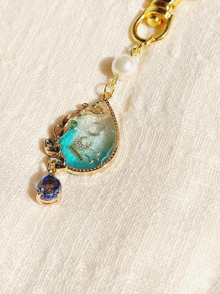 ニーアオートマタ ~唐草模様~大人可愛いレジンキーホルダー